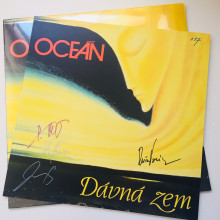 DÁVNÁ ZEM: LP + ART PRINT S PODPISY 